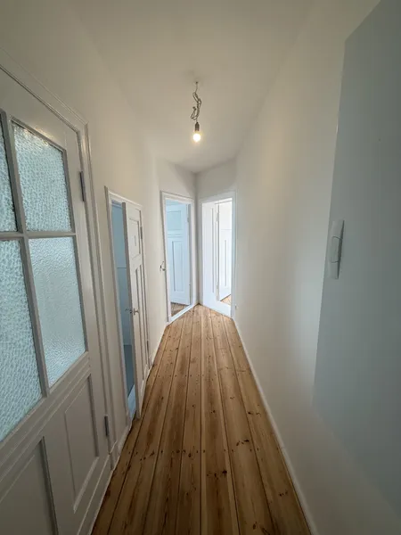Erstbezug nach Sanierung: Stilvolle 2-Zimmer-Wohnung mit Echtholzdielen & Tageslichtbad — photo 1